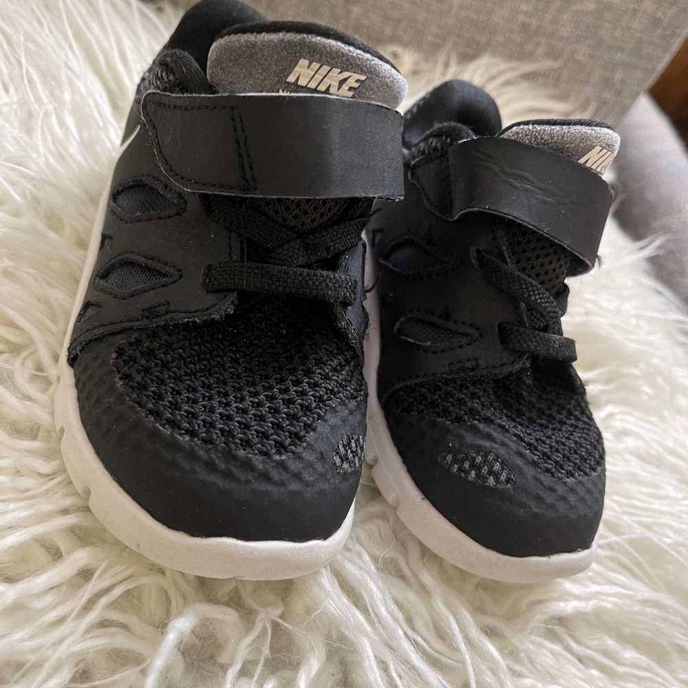 Nike slip on sneakers sz 7